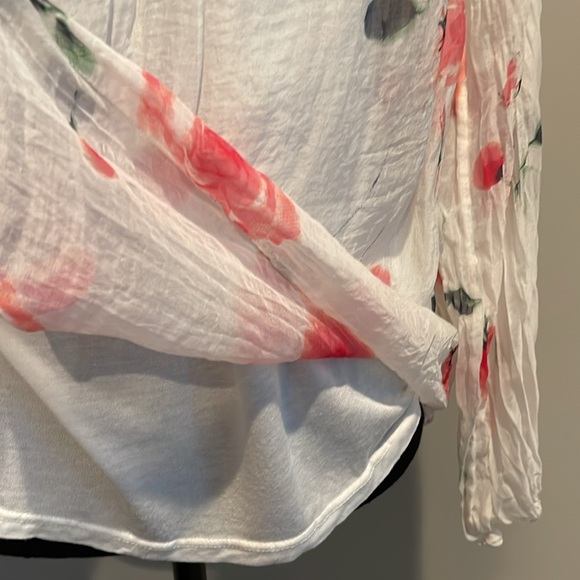 Floral Italian Silk Blouse. Size Small - Picture 7 of 11